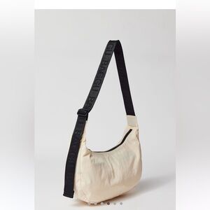 NWT Baggu medium Ivory nylon crescent bag